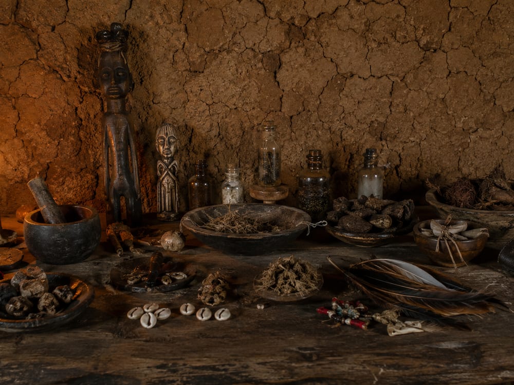 Autel traditionnel adossé à un mur de terre, à la lumière du soir